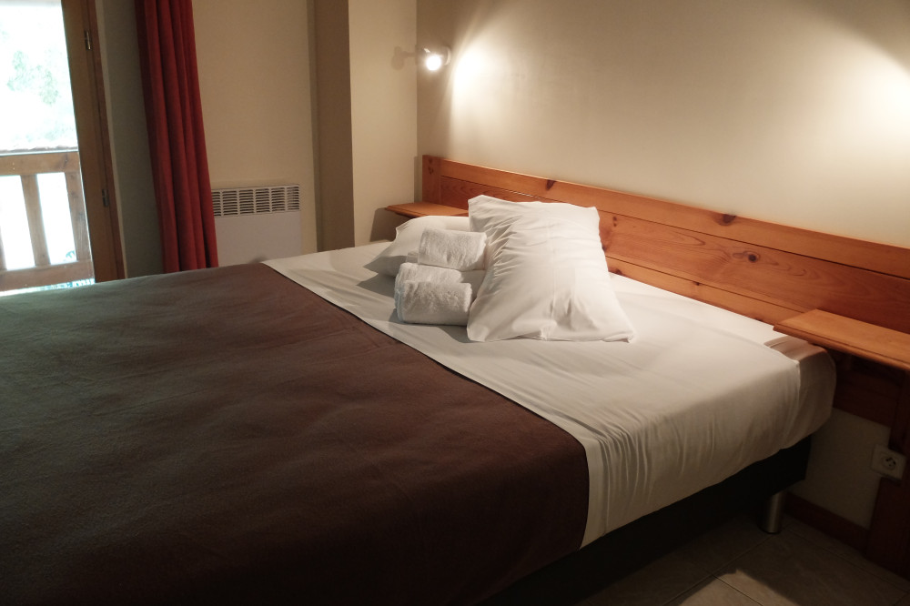 Chambre spacieuse avec balcon au Mas de Roux, gîte de groupe à proximité de Nîmes